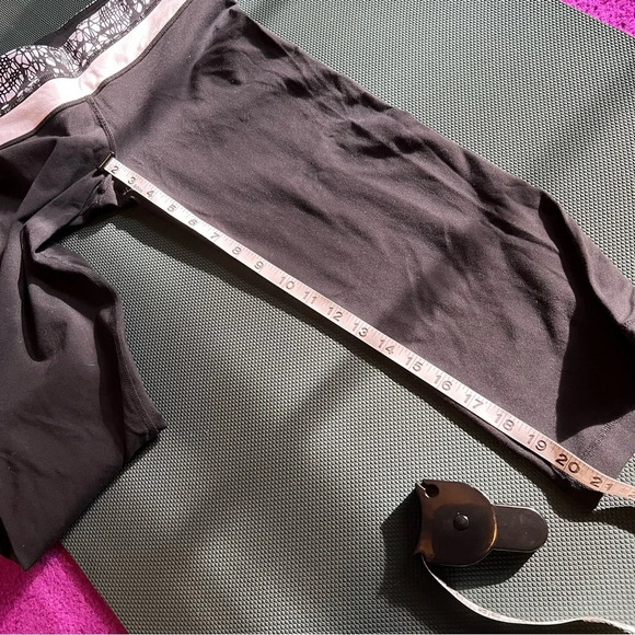 Reversible Lululemon Groove Crop SZ 4-Glacier Lace/Black - Picture 4 of 13